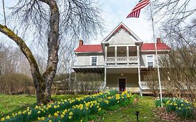Moore House Inn & Cabins